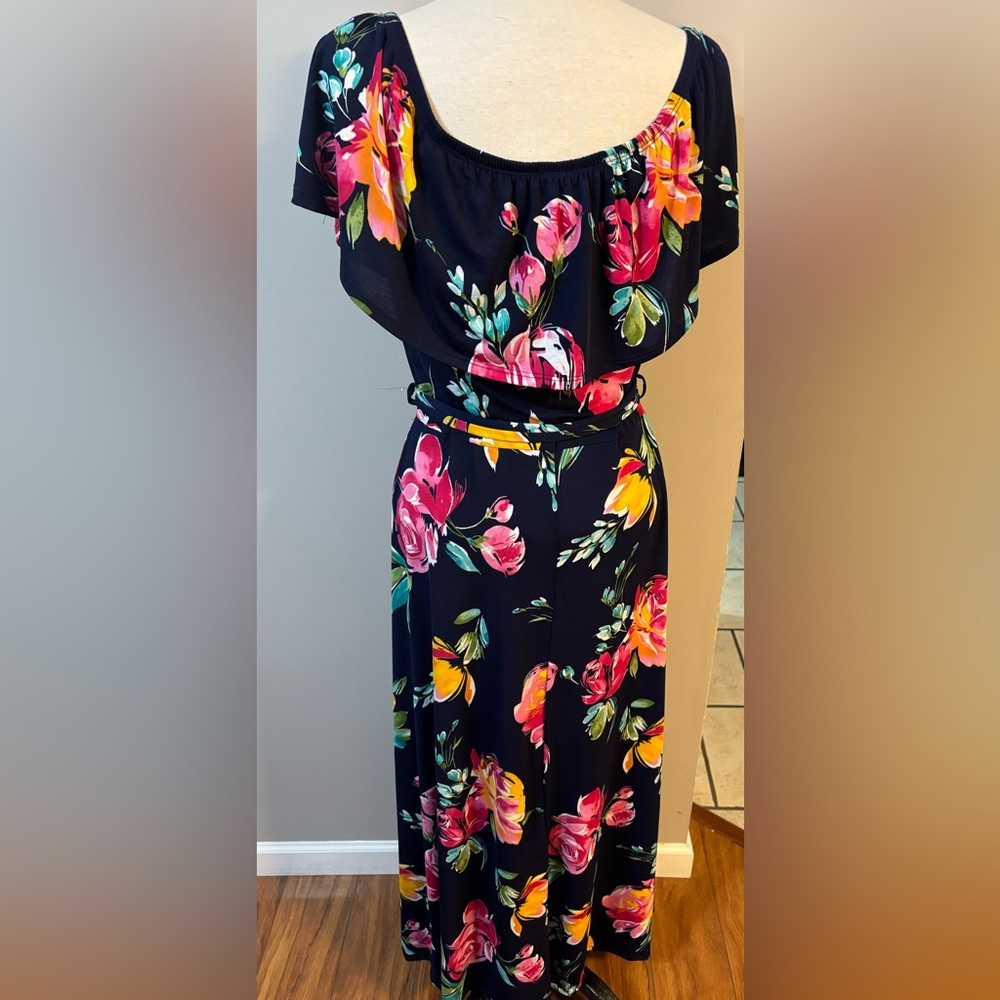 Maxi dress with ruffled neckline